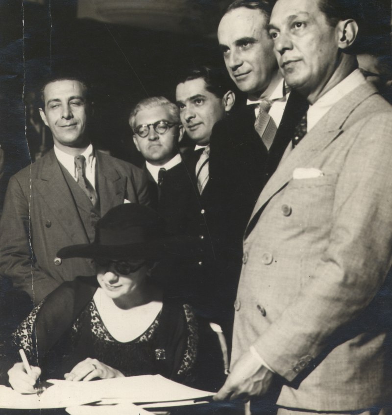 Na Assembleia Constituinte de 1934. Disponível em https://pt.wikipedia.org/wiki/Carlota_Pereira_de_Queir%C3%B3s